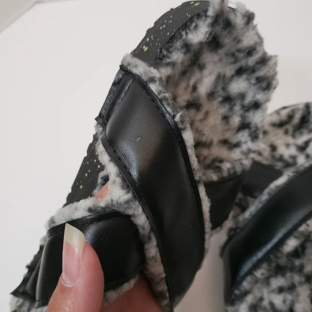 5/$15 Size 7 Black White Plush Lined Slip On Sandals - Picture 7 of 7